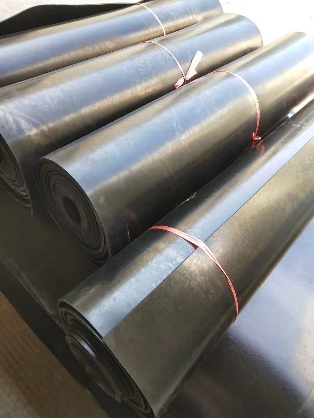 丁腈橡膠板：是由丁二烯和丙烯腈經(jīng)乳液聚合法制得的，丁腈橡膠主要采用低溫乳液聚合法生產(chǎn)。